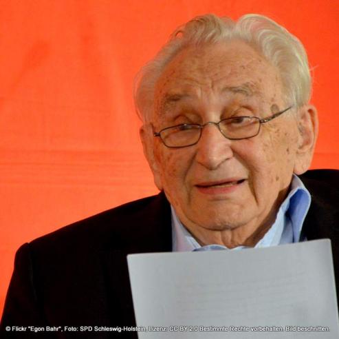 Bild zu Egon Bahr, Ehrendoktor des IHI Zittau, ist am 20. August 2015 in Berlin verstorben