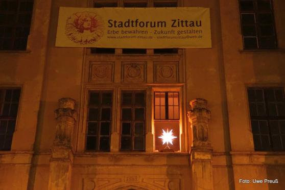 Stern an der Mandaukaserne leuchtet