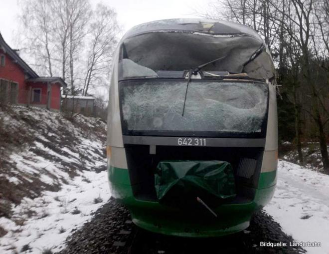 Triebwagen schwer beschdigt / zwei Leichtverletzte